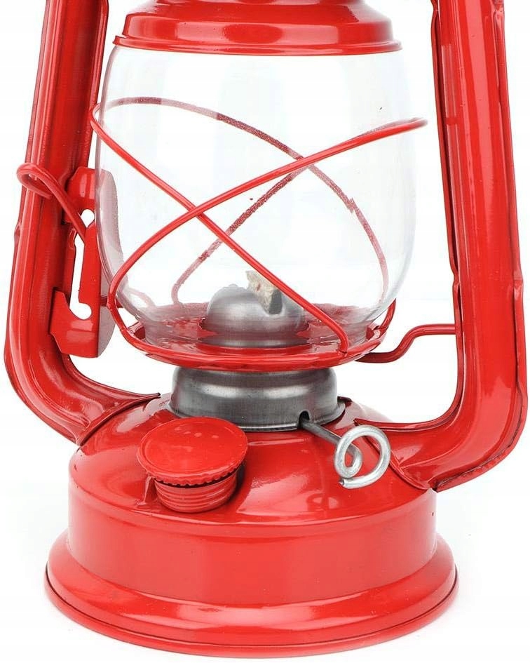 cervena-retro-petrolejova-lampa-s-blizkym-pohladom-na-horak